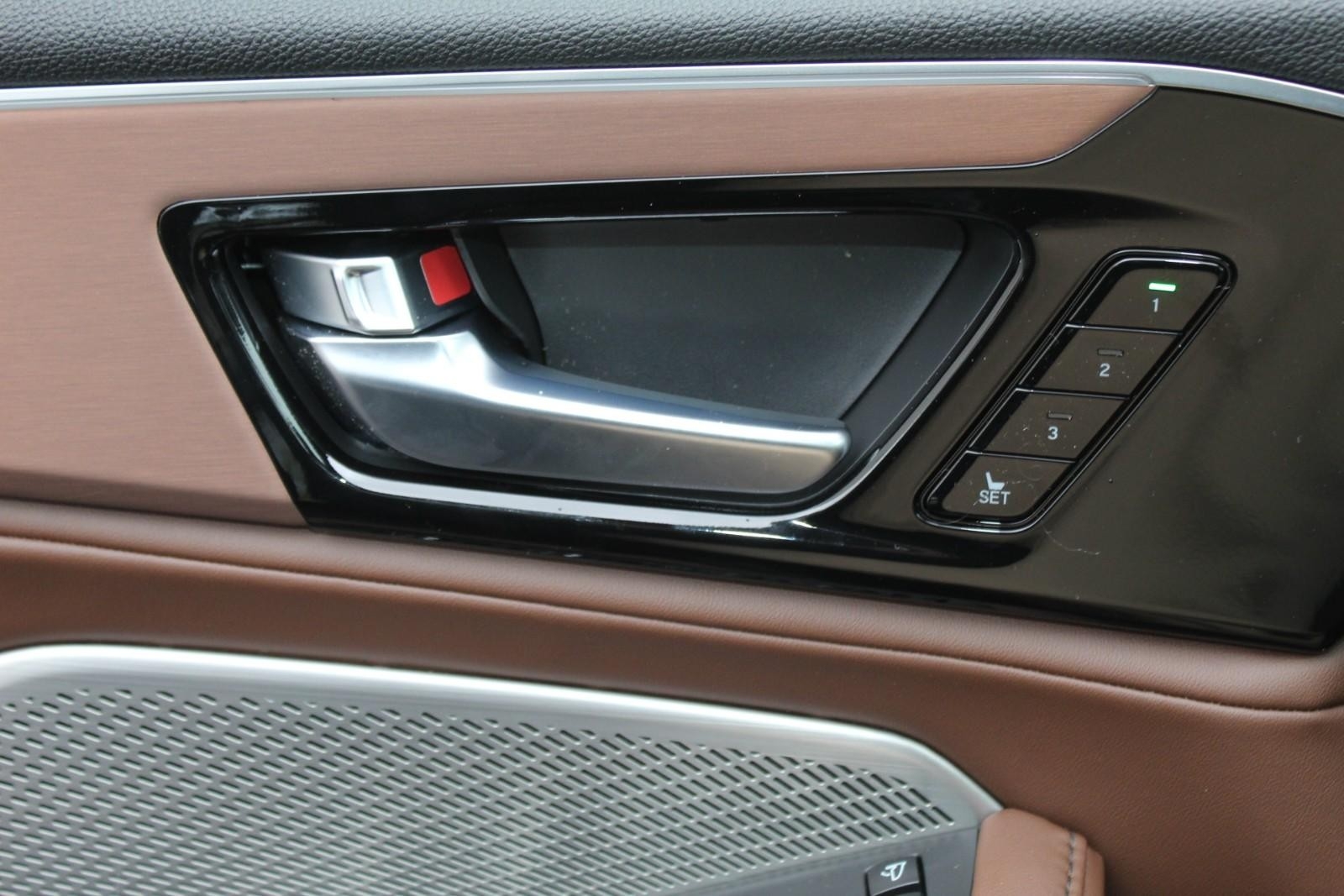 BMW 3 Series Vehicle Full-screen Gallery Image 02